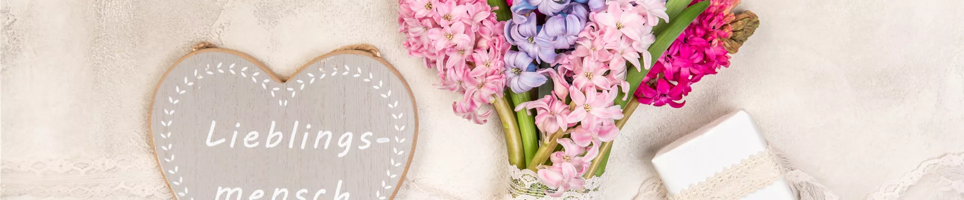 Valentinstag - Geschenk und Hyazinthen